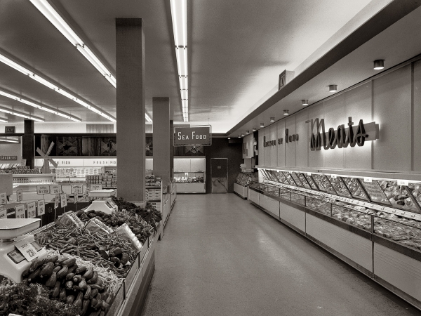 Photo showing: Grand Union: 1952 -- April 29, 1952. The Grand Union supermarket at 100 Broadway in East Paterson, New Jersey. 