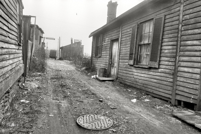 Photo showing: Gasoline Alley. -- December 1935. Hamilton County, Ohio. Cincinnati slum dwellings.