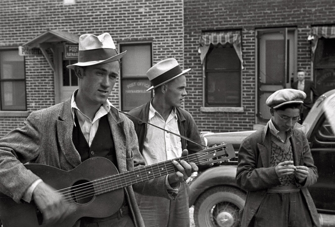 Photo showing: Tennessee Troubadour -- October 1935. Street musician in Maynardville, Tennessee.  Photo by Ben Shahn.