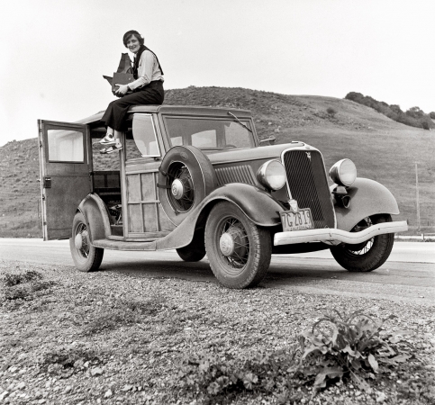Photo showing: Dorothea Lange -- Dorothea Lange, Resettlement Administration photographer, in California, February 1936.
