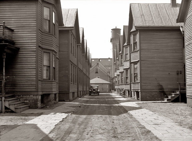 Photo showing: Milwaukee Alley -- Milwaukee, April 1936. View from living quarters at 730 West Winnebago Street, looking back down the alley.