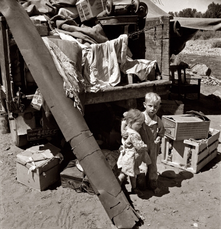 Photo showing: Big Brother -- August 1939, Yakima Valley, Washington. Migratory children living in Ramblers Park.
