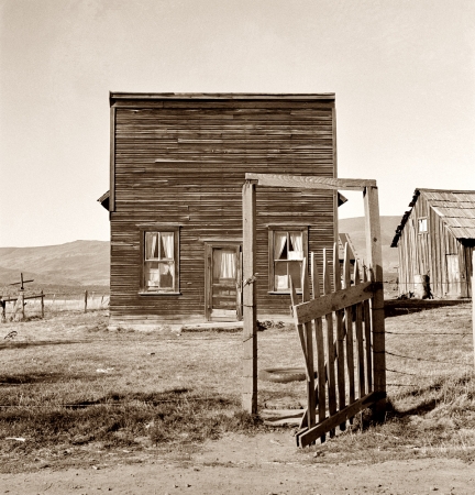Photo showing: Gem County -- October 1939. Gem County, Idaho. Former Jackknife saloon and stagecoach tavern.
