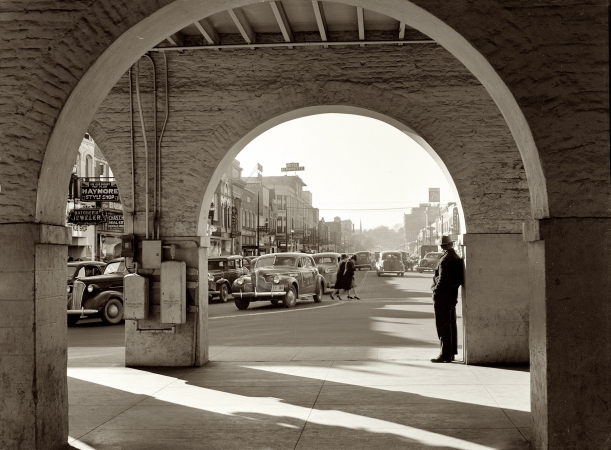 Photo showing: Fayetteville Arches -- Fayetteville, North Carolina March 1941. Traffic on the main street, viewed from the old marketplace.