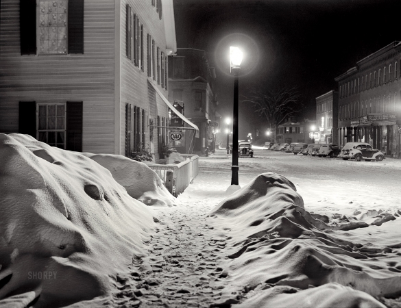 Photo showing: Vermont Winter -- March 1940. Center of town. Woodstock, Vermont.