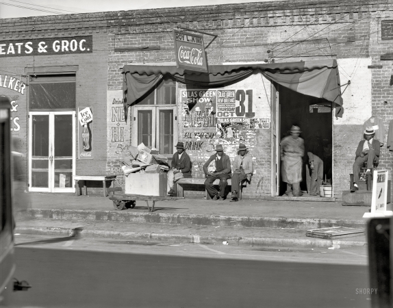 Photo showing: Selma Storefront -- December 1935. Sidewalk scene in Selma, Alabama.