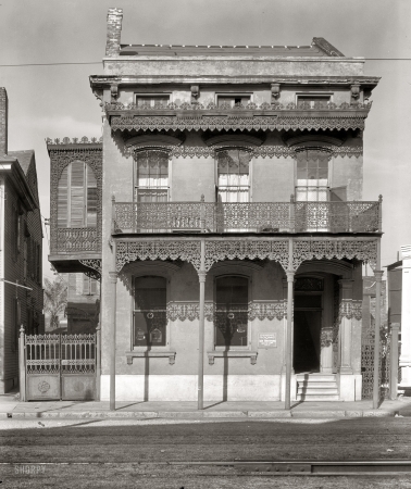 Photo showing: New Orleans Grills -- January 1936. New Orleans architecture. Cast-iron grillwork house near Lee Circle on Saint Charles Avenue.