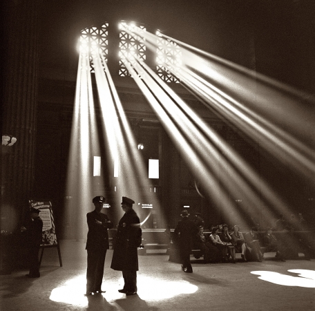 Photo showing: Union Station -- Waiting room of Union Station, Chicago, 1943.