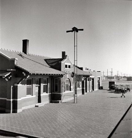 Photo showing: Cow Town: 1943 -- Hereford, Texas, depot on the Atchison, Topeka, and Santa Fe Railroad.