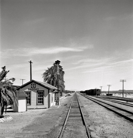 Photo showing: Bagdad: 1943 -- Bagdad, California station on the Atchison, Topeka and Santa Fe Railroad between Needles and Barstow.