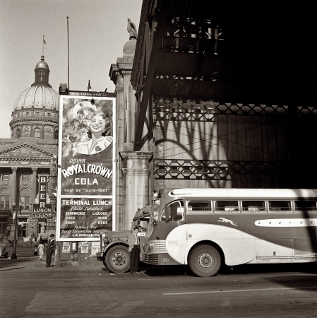 Photo showing: Terminal Lunch -- Greyhound bus station in Indianapolis, September 1943.