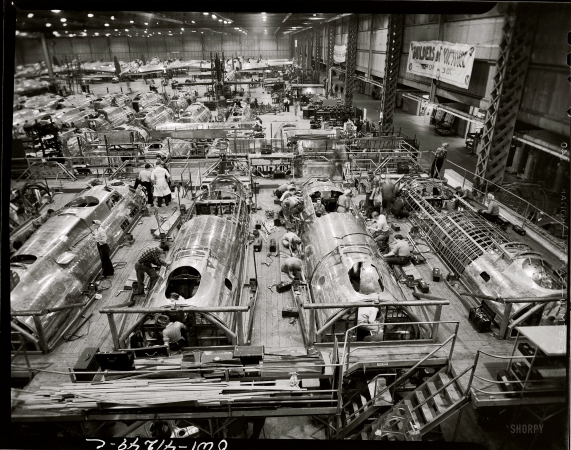 Photo showing: Bomber Factory -- 1943 or 1944, building B-17s, possibly at Boeing's Seattle, Washington plant.
