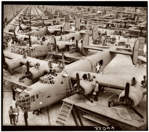 Photo showing: Bomber Line: 1943 -- B-24 bomber assembly hall, probably Fort Worth, Texas. April 1943.