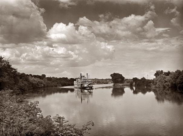 Photo showing: Wilson Dam Steamer -- June 1942. Excursion steamer Gordon C. Green of Cincinnati approaching the TVA's Wilson Dam in Alabama.