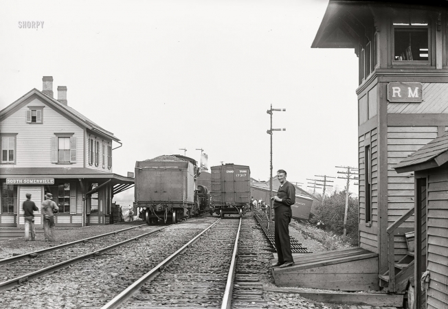 Photo showing: Grand Trunk: 1918 -- South Somerville, New Jersey, circa 1918. Central Railroad of
New Jersey -- Lehigh Valley depot and RM tower. Train wreck just past depot.