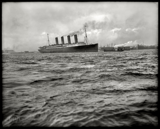 Photo showing: RMS Lusitania -- The Hudson River circa 1908. RMS Lusitania passing Hoboken piers.
