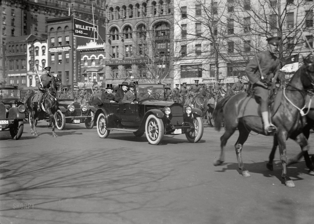 Photo showing: Inaugural Parade. -- March 4, 1921. Woodrow Wilson, Warren G. Harding (obscured), Philander Knox
and Joseph Cannon on Pennsylvania Avenue en route to Harding inauguration.