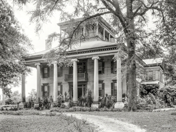 Photo showing: Shabby Greek -- 1939. Rosemount, Forkland vicinity, Greene County, Alabama.
Greek Revival frame house with third-story ballroom.