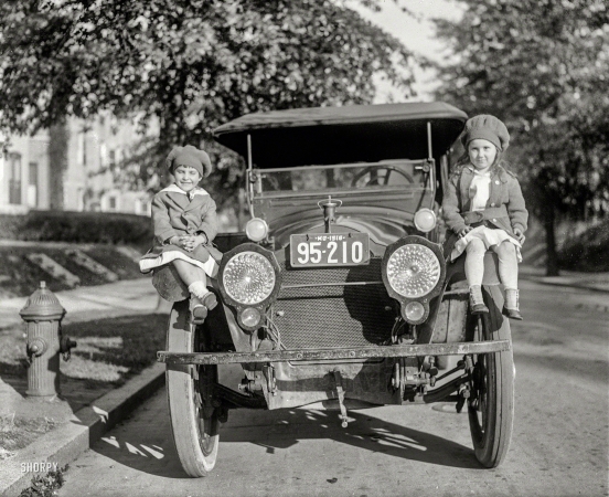 Photo showing: Car Seat -- Washington, D.C., 1918. C.N. O'Dell children.