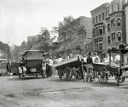 Photo showing: Street Food - -- Washington, D.C., 1919. Lunch vendors, Treasury Annex.