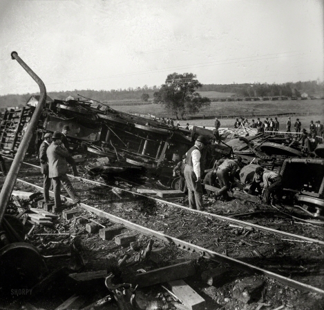 Photo showing: The Train Wreck -- 1897-1901. Cincinnati, Hamilton & Dayton R.R. train wreck below Dayton, Ohio.