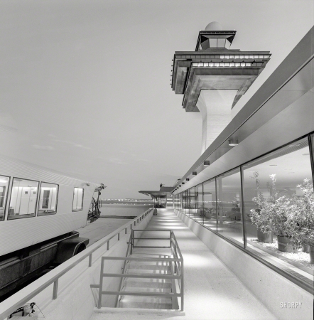 Photo showing: The New Frontier -- Dulles International Airport, Chantilly, Virginia, 1958-63. Eero Saarinen, architect. Mobile lounge, control tower and terminal.