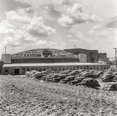 Photo showing: Hoover Terminal -- Arlington, Virginia, 1942. Washington-Hoover Airport terminal and
Eastern Air Lines sign before demolition for construction of the Pentagon. 