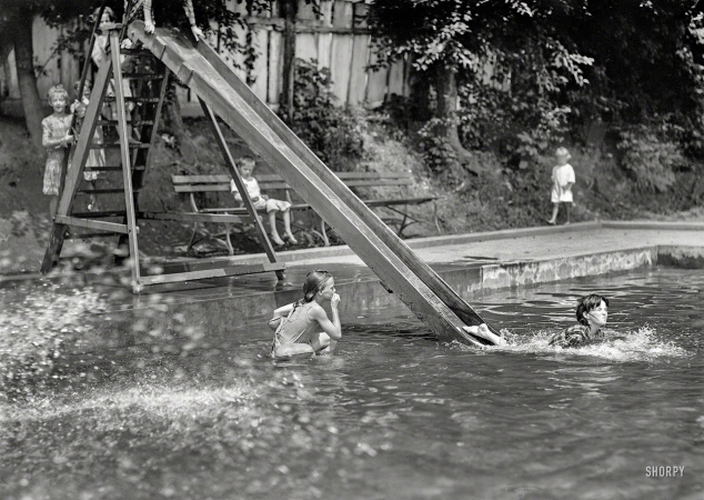Photo showing: Splashdown -- 1912. District of Columbia parks -- children at fountains and pools.