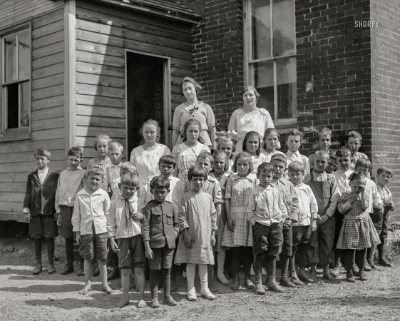 Photo showing: Newer Yorkers -- 1920. Student body at York, Pennsylvania, schoolhouse.