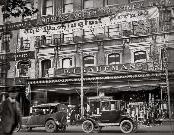 Photo showing: Election Screen -- November 1920. Washington, D.C. Washington Herald election screen.