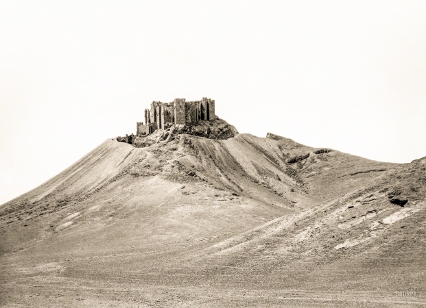 Photo showing: The Turkish Castle -- Circa 1935. Palmyra (Tadmur, Syria). The Turkish castle. Kala'at Ibn Na'an.