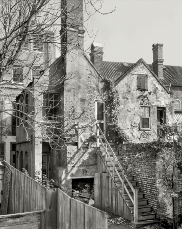 Photo showing: Rear Windows -- 1937. Legges House (rear), 101 East Bay Street, Charleston, South Carolina.