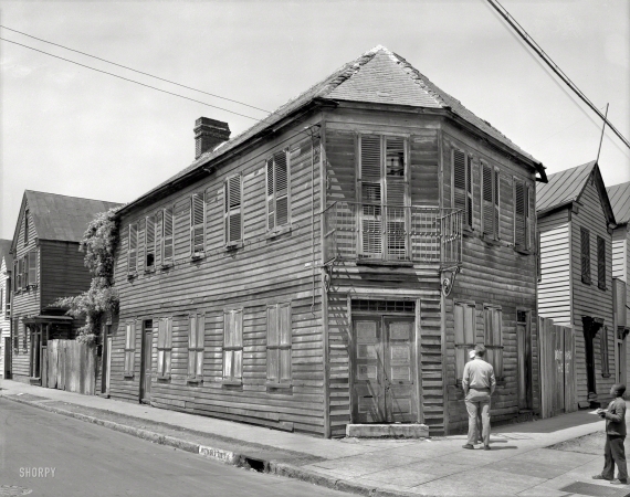 Photo showing: Shuttered -- Charleston, South Carolina, 1937. Old House, Henrietta and Elizabeth streets.
