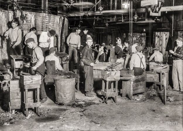 Photo showing: Bottle-Boys -- November 1909. Night scene in Cumberland Glass Works, Bridgeton, N.J.
