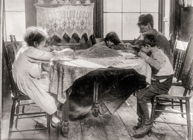 Photo showing: The Gleaners. -- February 1910. 10 a.m. Saturday. 36 Laight Street, New York. Picking coffee sweepings.