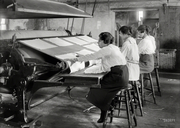 Photo showing: Boston Manglers -- February 2, 1917. Girls working at mangle in Bonanno Laundry, 12 Foster Wharf, Boston.