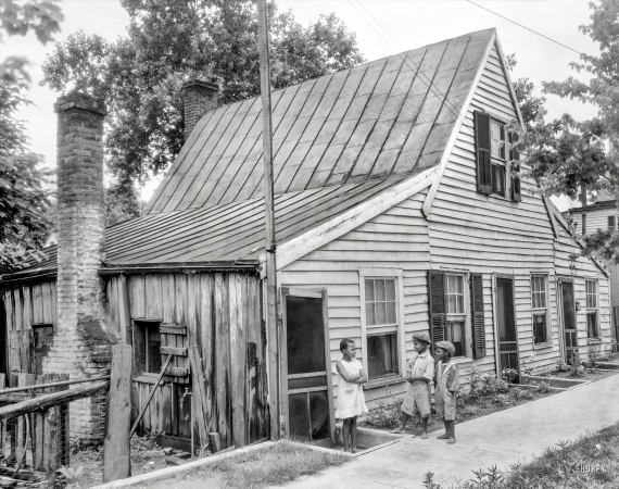 Photo showing: Gentlemen Callers -- Fredericksburg, Va., circa 1928. Cabin on Barton Street.