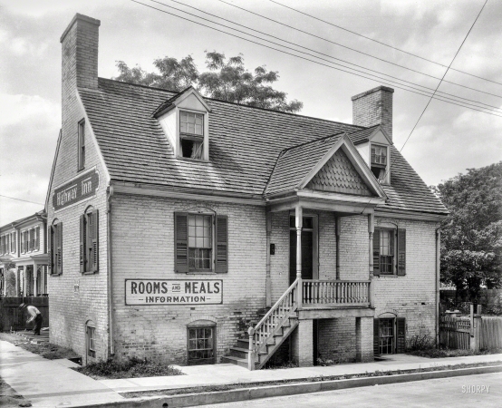 Photo showing: Highway Inn -- Fredericksburg, Virginia, circa 1928. Brick house, Princess Anne Street.