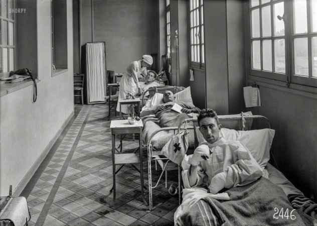 Photo showing: Overflow Crowd -- June 14, 1918. Scene in the corridor of American Military Hospital No. 1 at Neuilly, France.