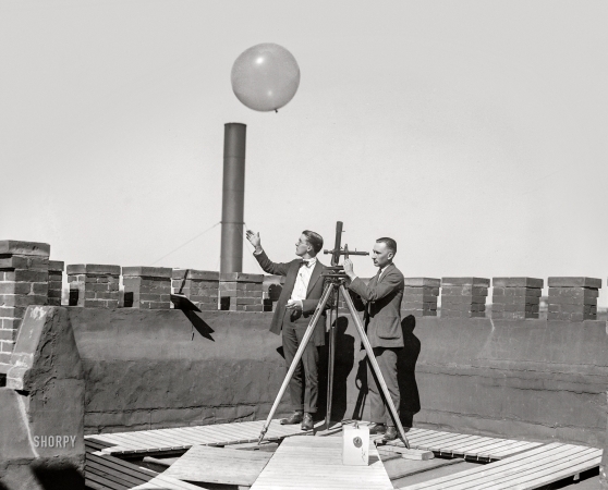 Photo showing: Up, Up and Away -- August 22, 1922. Washington, D.C. Up goes the hydrogen balloon at the Weather Bureau ... 