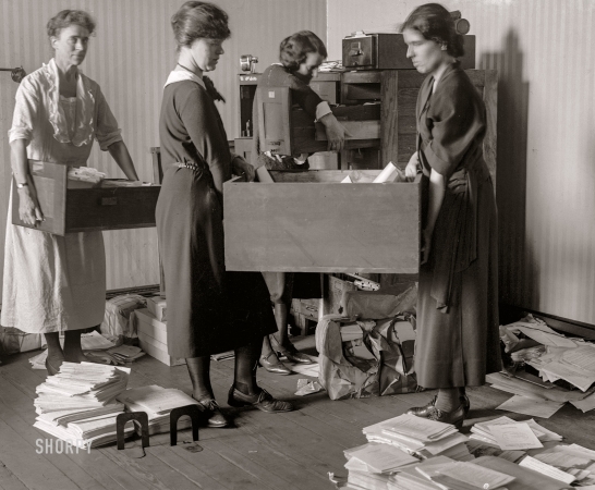Photo showing: Movers and Shakers -- October 15, 1922. Washington, D.C. National Woman's Party -- moving.