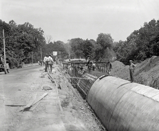 Photo showing: Laying Pipe -- July 21, 1923. Water conduit. Part of the Washington, D.C., aqueduct system.