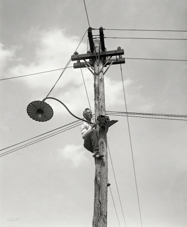 Photo showing: Pole Position -- Washington, D.C., 1923. National Photo Company lensman Artie Leonard. 