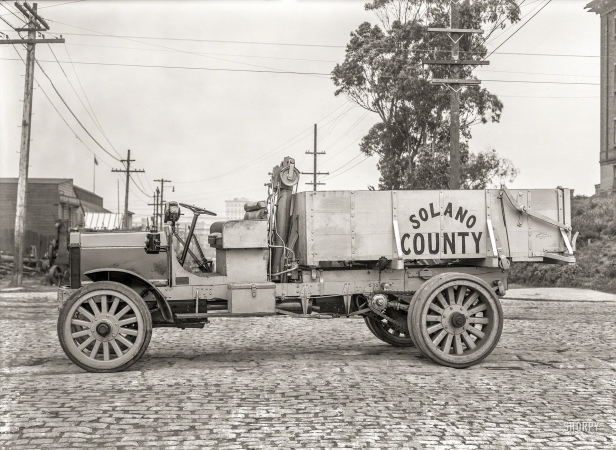 Photo showing: What a Dumper -- San Francisco circa 1918. Peerless truck. With a dump body by Modern Vehicle Co.