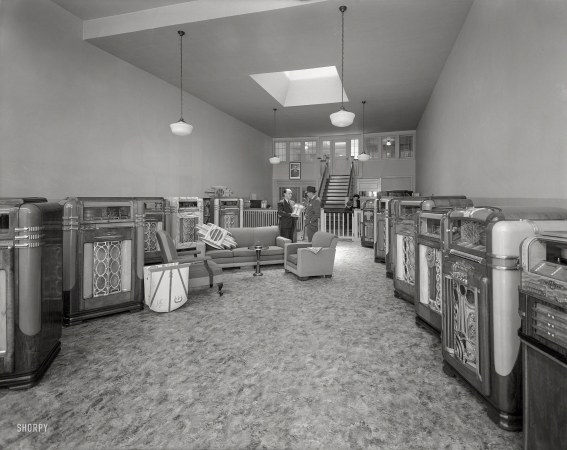 Photo showing: House of Wurlitzer -- San Francisco, 1939. William Corcoran showroom, Post Street. Distributor of Wurlitzer Simplex jukeboxes.
