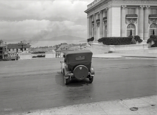Photo showing: Maxwell Crossing -- San Francisco, 1924. Maxwell crossing Washington Street at Spreckels Mansion.