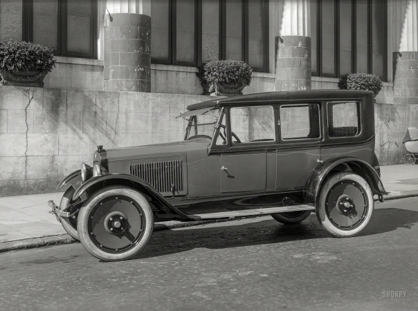 Photo showing: Open and Shut -- San Francisco circa 1921. Chalmers touring car at Lurline Baths.