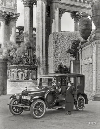Photo showing: Neoclassical Gas -- San Francisco, 1919. Hudson Biddle & Smart touring limousine at Palace of Fine Arts.