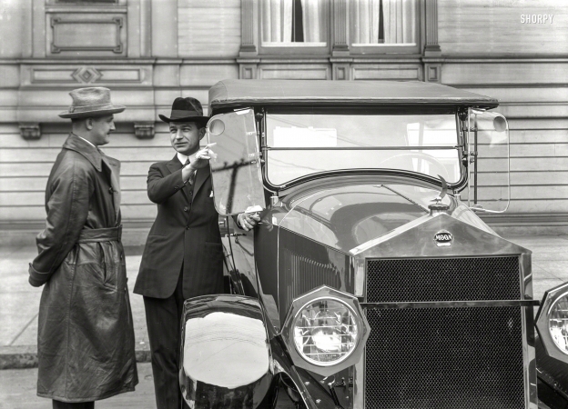 Photo showing: Man on the Moon -- San Francisco circa 1920. Moon auto.