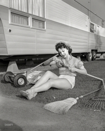 Photo showing: A Lawn, Alas -- Los Angeles, 1957. Trailer Life model.